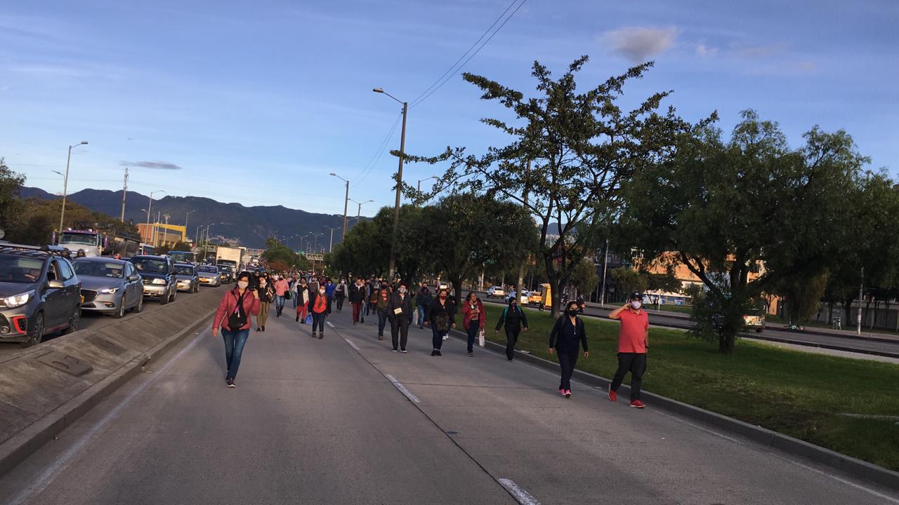 Ciudadanos caminando por la troncal de las Américas.