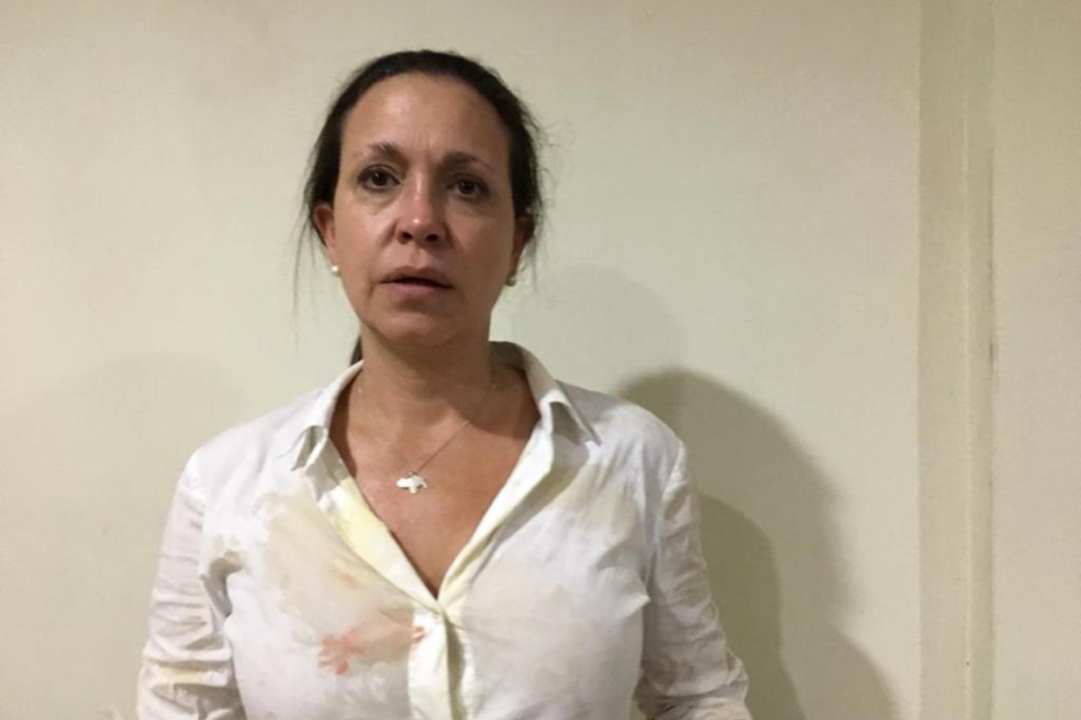 Atacan a exdiputada venezolana, María Corina Machado, durante acto político