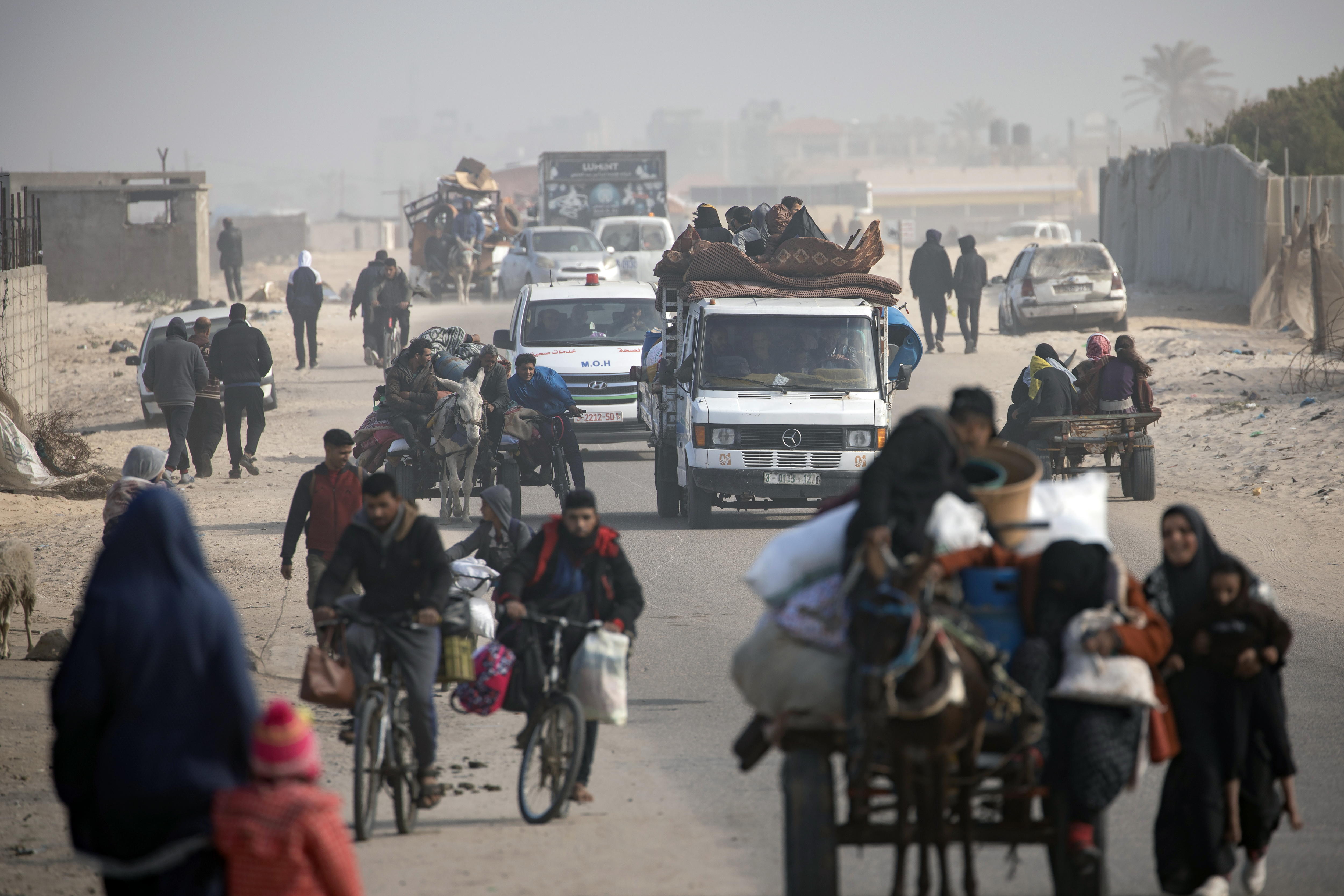 Gaza (-), 23/01/2024.- Internally displaced Palestinians move along the coastal road after the Israeli army demanded residents of Khan Yunis camp to leave and go to Rafah camp near the Egyptian border, southern Gaza Strip, 23 January 2024. Israeli army spokesman Avihai Adrei in Arabic issued a statement advising inhabitants of many areas of Khan Younis to 'move immediately towards the Al-Moatsi humanitarian area, via the humanitarian corridor of al-Rashid street by the seaside'. More than 25,400 Palestinians and at least 1,330 Israelis have been killed, according to the Palestinian Health Ministry and the Israel Defense Forces (IDF), since Hamas militants launched an attack against Israel from the Gaza Strip on 07 October 2023, and the Israeli operations in Gaza and the West Bank which followed it. (Egipto) EFE/EPA/HAITHAM IMAD