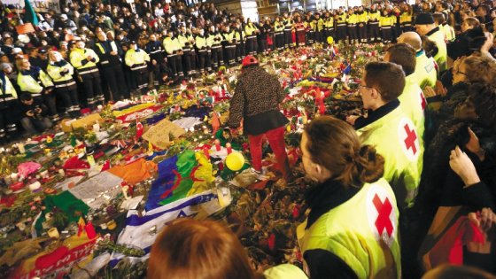 Homenaje en la plaza de la Bolsa en Bruselas, Bélgica, para las víctimas de los atentados del 22 de marzo de 2016. / EFE