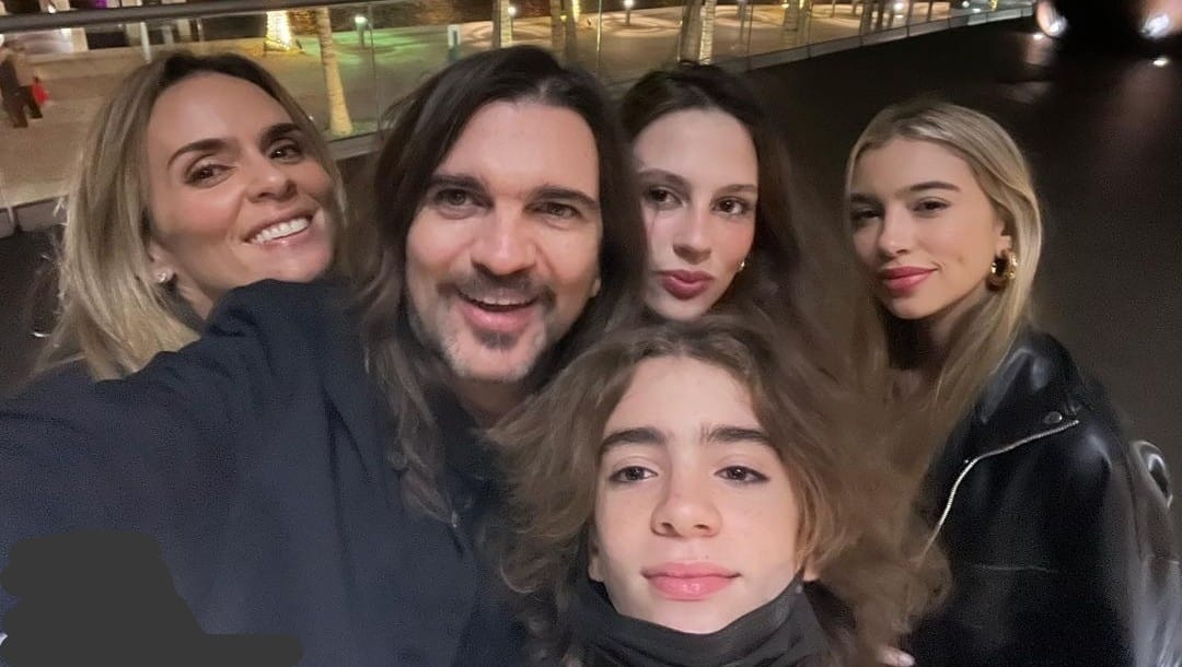 Juanes con su esposa Karen Martínez y sus hijos Paloma, Luna y Dante.