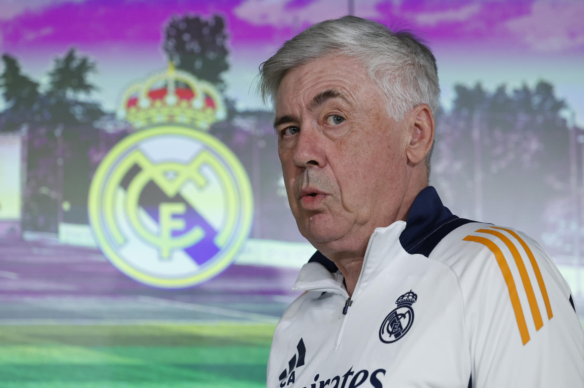 FOTODELDIA MADRID, 17/05/2025.- El entrenador del Real Madrid, Carlo Ancelotti, ofrece una rueda de prensa después del entrenamiento del equipo este sábado en la Ciudad Deportiva del Real Madrid en Valdebebas. EFE/Mariscal