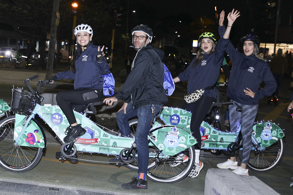 Talento Caracol TV disfrutó de la ciclovía nocturna y entregó regalos a niños