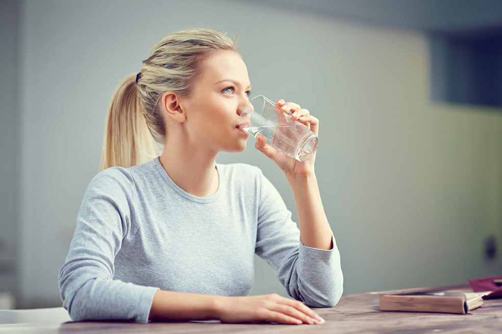 En época de festividades: 4 consejos para cuidar la salud y mantenerse hidratado