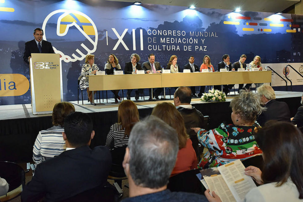 Colombia necesita resolver conflictos sin violencia y desde abajo