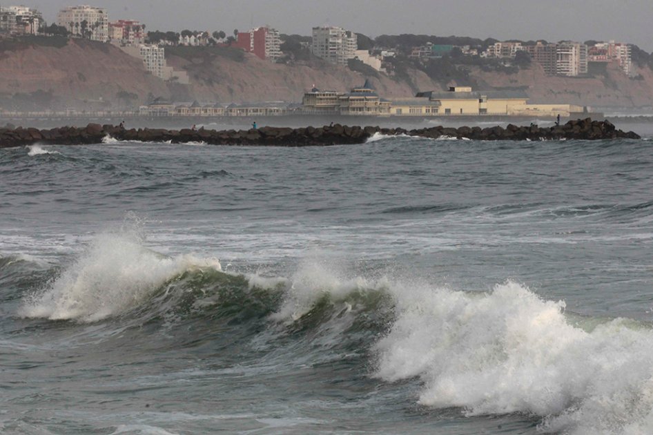 Intenso oleaje en el Pacífico marca inicio de El Niño