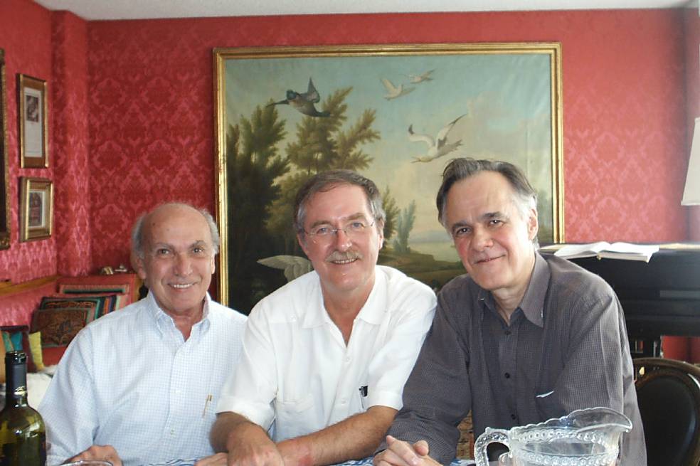 David Antón, a la izquierda, junto a Fernando Vallejo (derecha) y el crítico literario Jacques Joset, en su apartamento en la capital mexicana. / Archivo particular