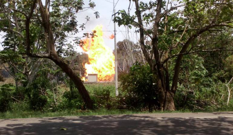 Por incendio en campo petrolero, cierran Ruta del Sol en Puerto Boyacá