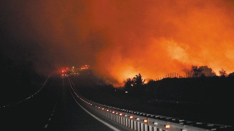 Los incendios forestales, provocados por el calor, causaron graves daños en Grecia, España, Portugal, Canadá, Hawái y otros estados de Estados Unidos, como Luisiana. EFE/EPA/DIMITRIS ALEXOUDIS
