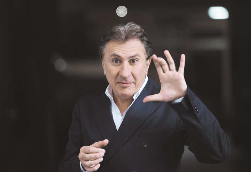 José Simhon está acompañado por su esposa en los shows. Ella se encarga de que todo esté en orden tras bambalinas.  / Mauricio Alvarado - El Espectador