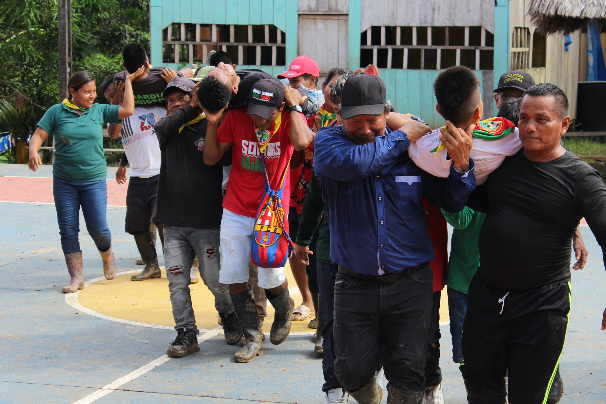 Miembros de la guardia indígena aprenden cómo debe realizarse la evacuación de compañeros heridos o enfermos.