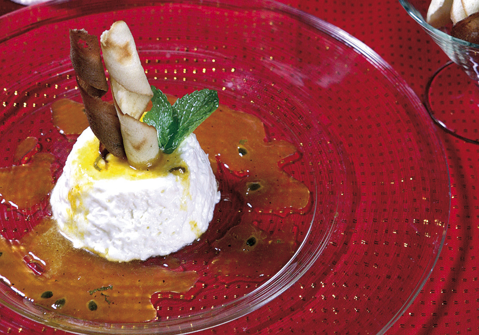Postre del día: Mousse de coco con salsa de maracuyá