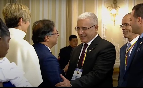 Brahim Boughal saludando al presidente Petro.