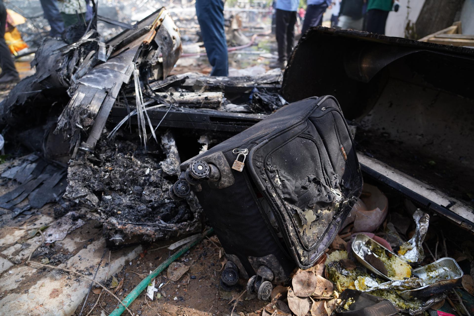 Encuentran sobreviviente en accidente de avión en la India de más de cien muertos