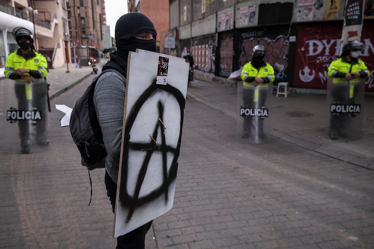 “Como jóvenes nos hemos comprometido a detener el regreso del país a la tragedia, porque somos conscientes del sufrimiento constante de nuestro pueblo. Hemos soñado y luchado por la paz, pero estos gobiernos solo nos han traído represión y desigualdad. No nos quedaremos callados, no van a acabar con nuestro deseo de un país distinto”, fueron las palabras de algunos de los jóvenes que convocaron la manifestación.