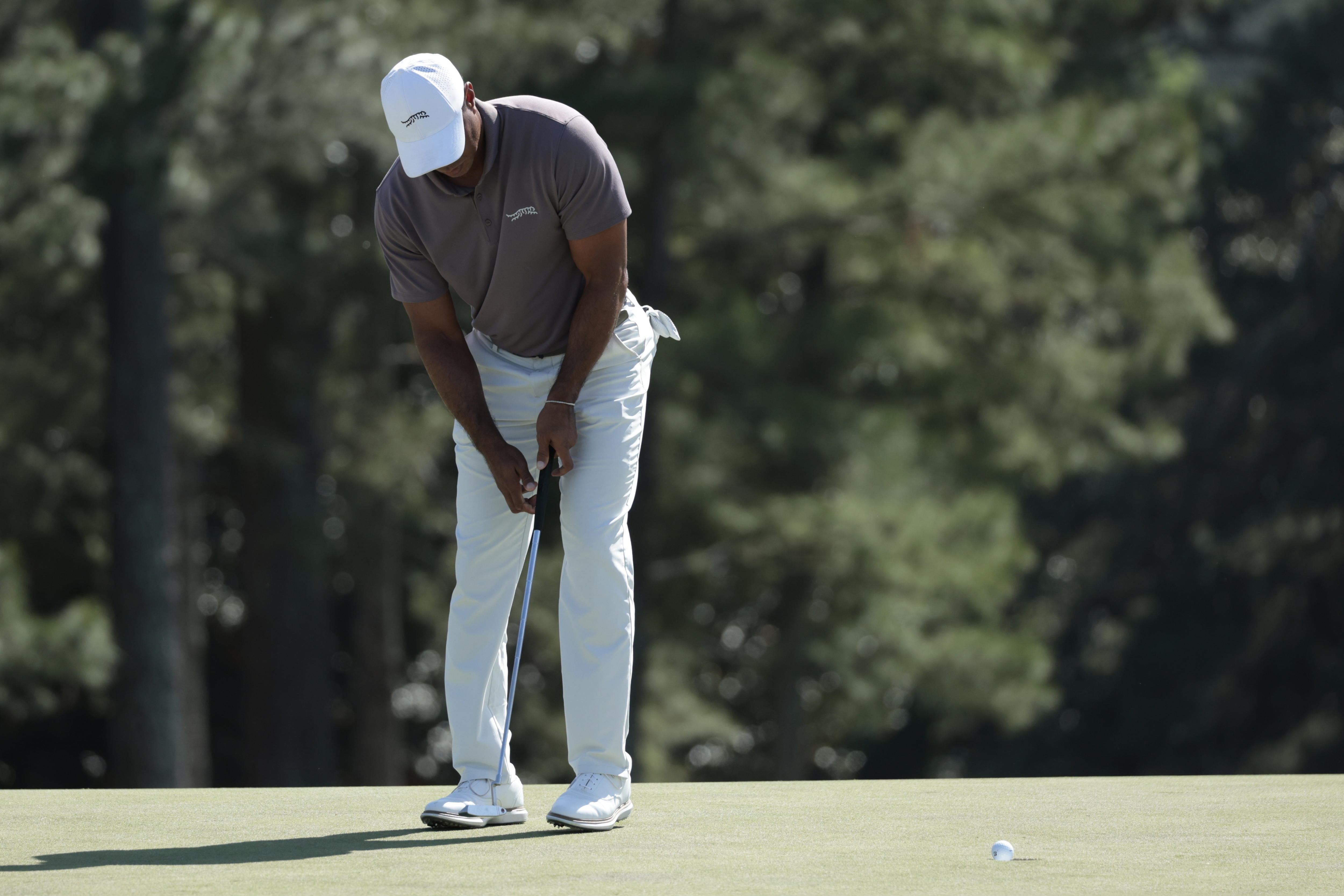 Augusta (United States), 12/04/2024.- Tiger Woods of the United States putts on the 18th green during the second round of the Masters Tournament at the Augusta National goalf Club in Augusta, Georgia, USA, 12 April 2024. (Estados Unidos) EFE/EPA/JOHN G MABANGLO
