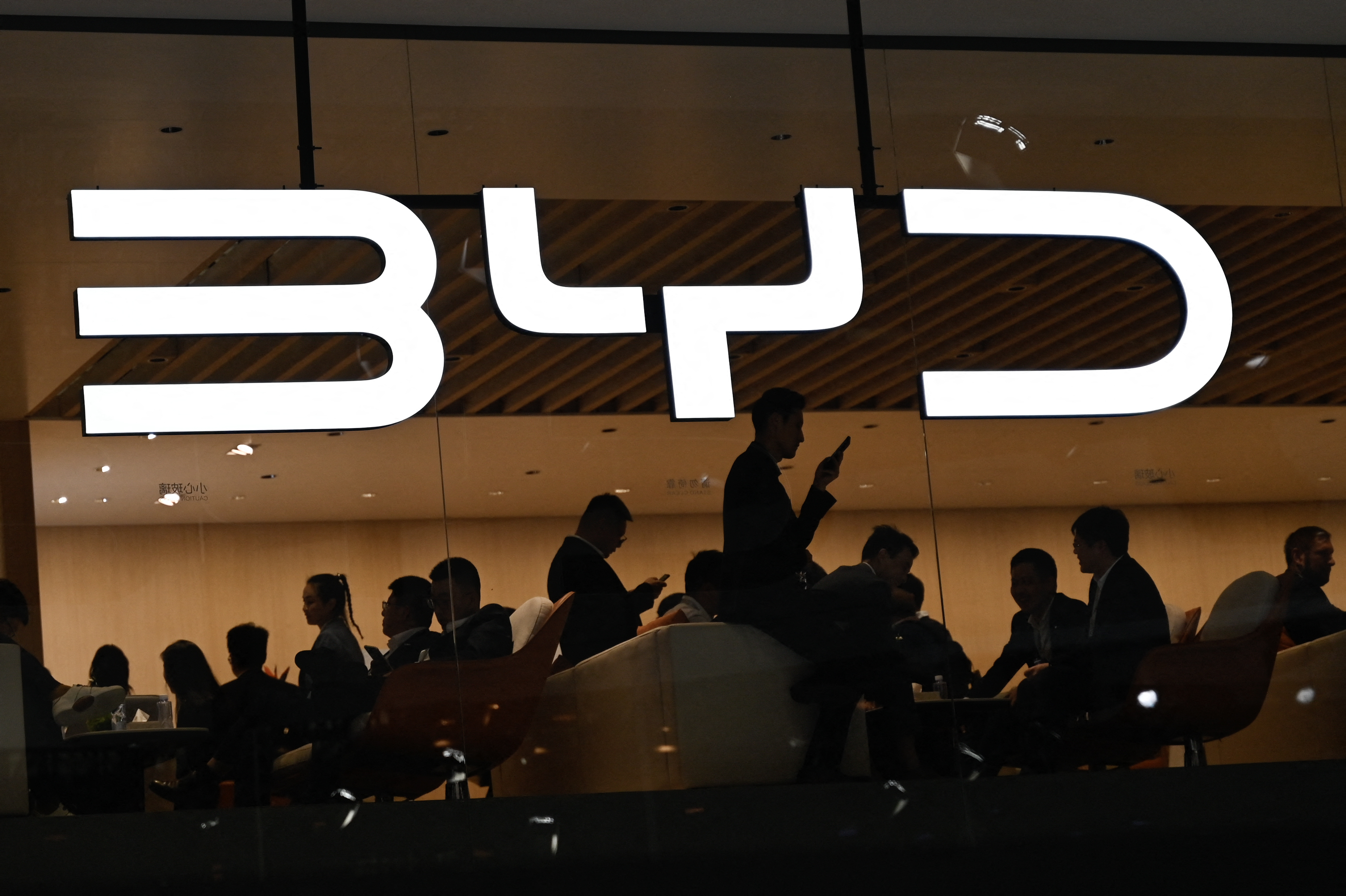 Se acentúa la competencia: BYD superó a Tesla en facturación