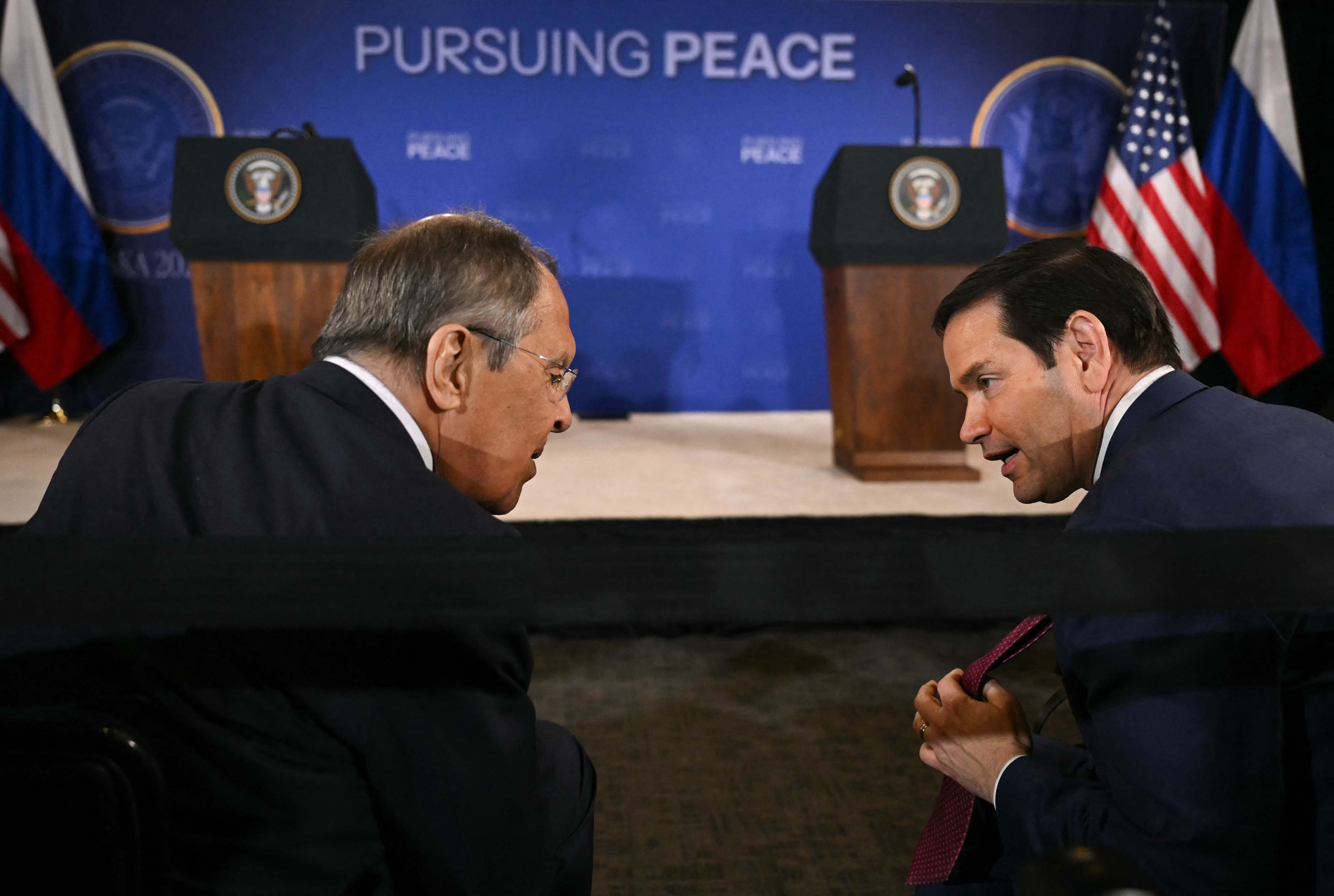 En la cumbre realizada entre los mandatarios de Estados Unidos y Rusia también se vio la participación de altos funcionarios de los dos países, como el secretario de Estado estadounidense, Marco Rubio, y el canciller ruso, Serguéi Lavrov.