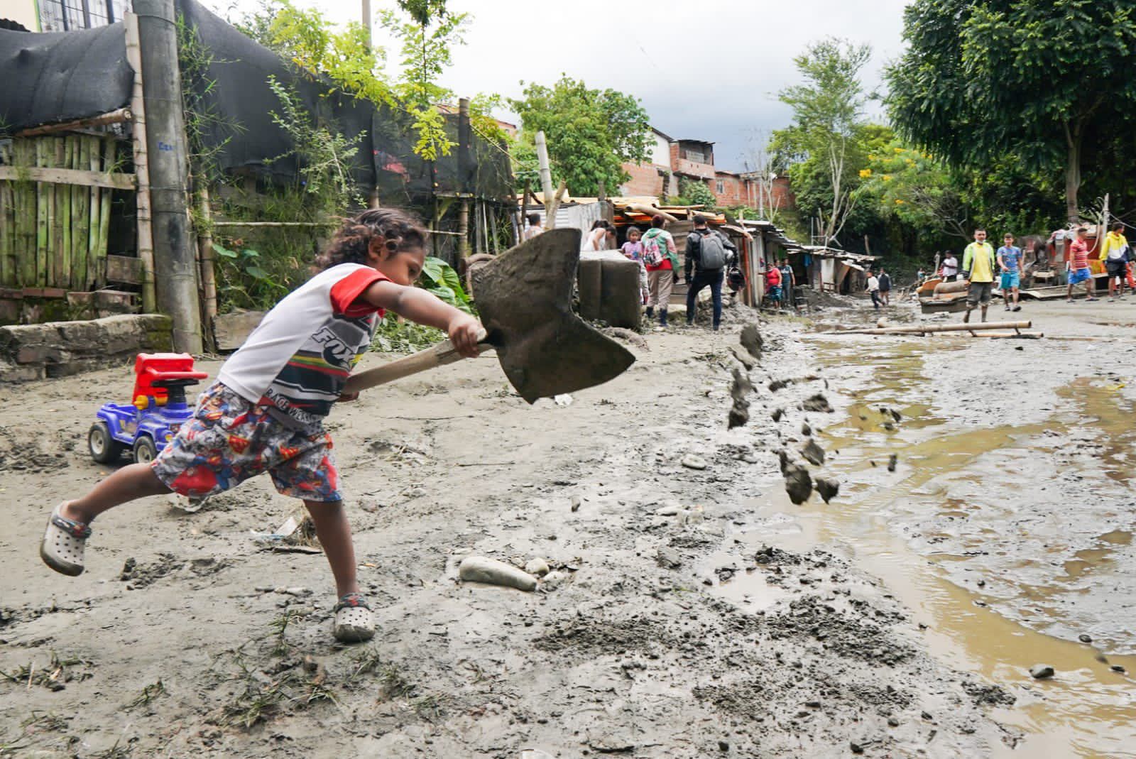 Río Combeima arrasó con 40 viviendas y dejó 180 damnificados.