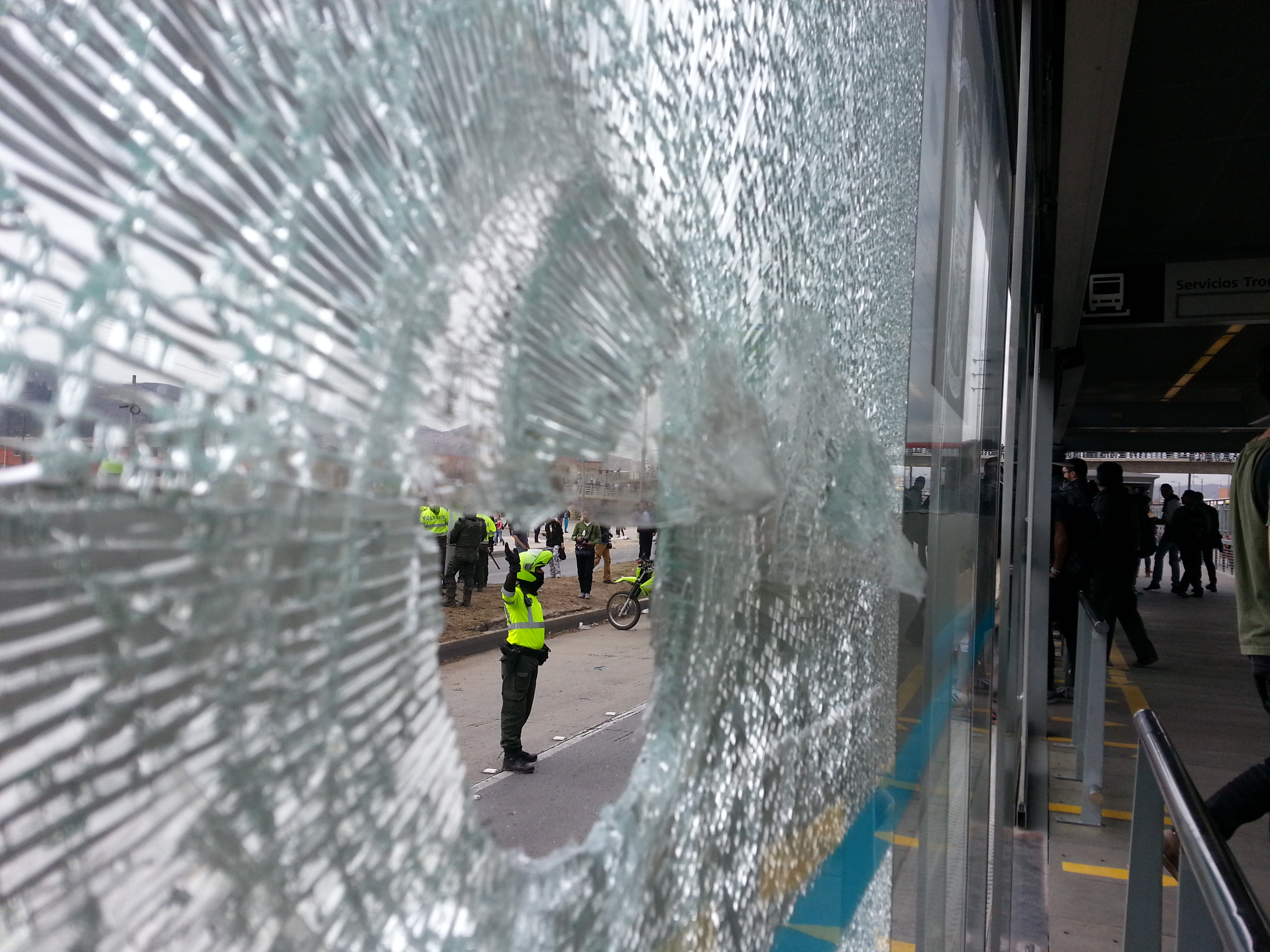 Movilizaciones dejan 3 estaciones de TM vandalizadas y 4 buses troncales con grafitis