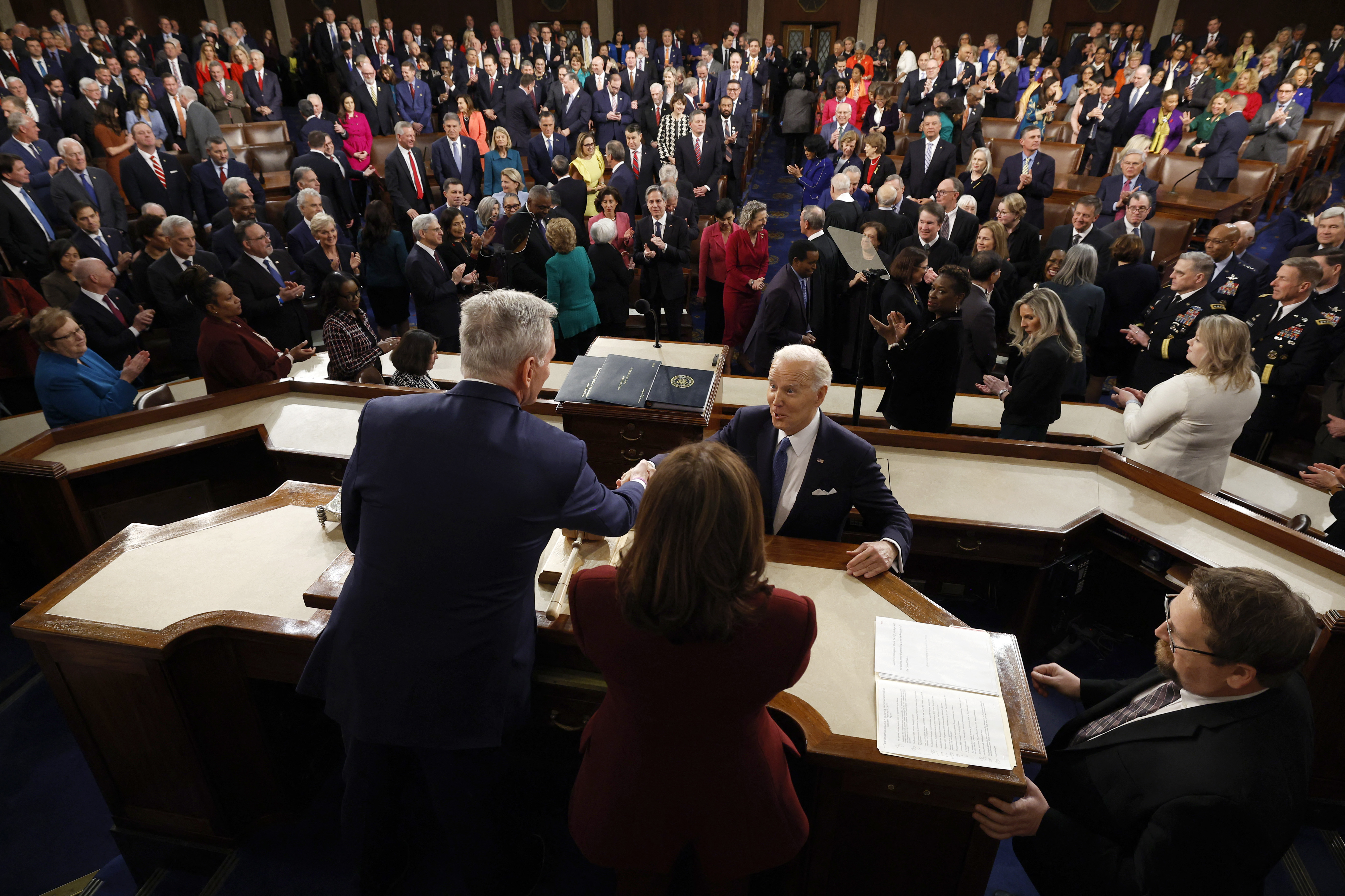 Antes de iniciar su discurso, Joe Biden saludó a Kevin McCarthy, presidente de la Cámara de Representantes de Estados Unidos. Al lado del representante californiano estaba la vicepresidenta, Kamala Harris.