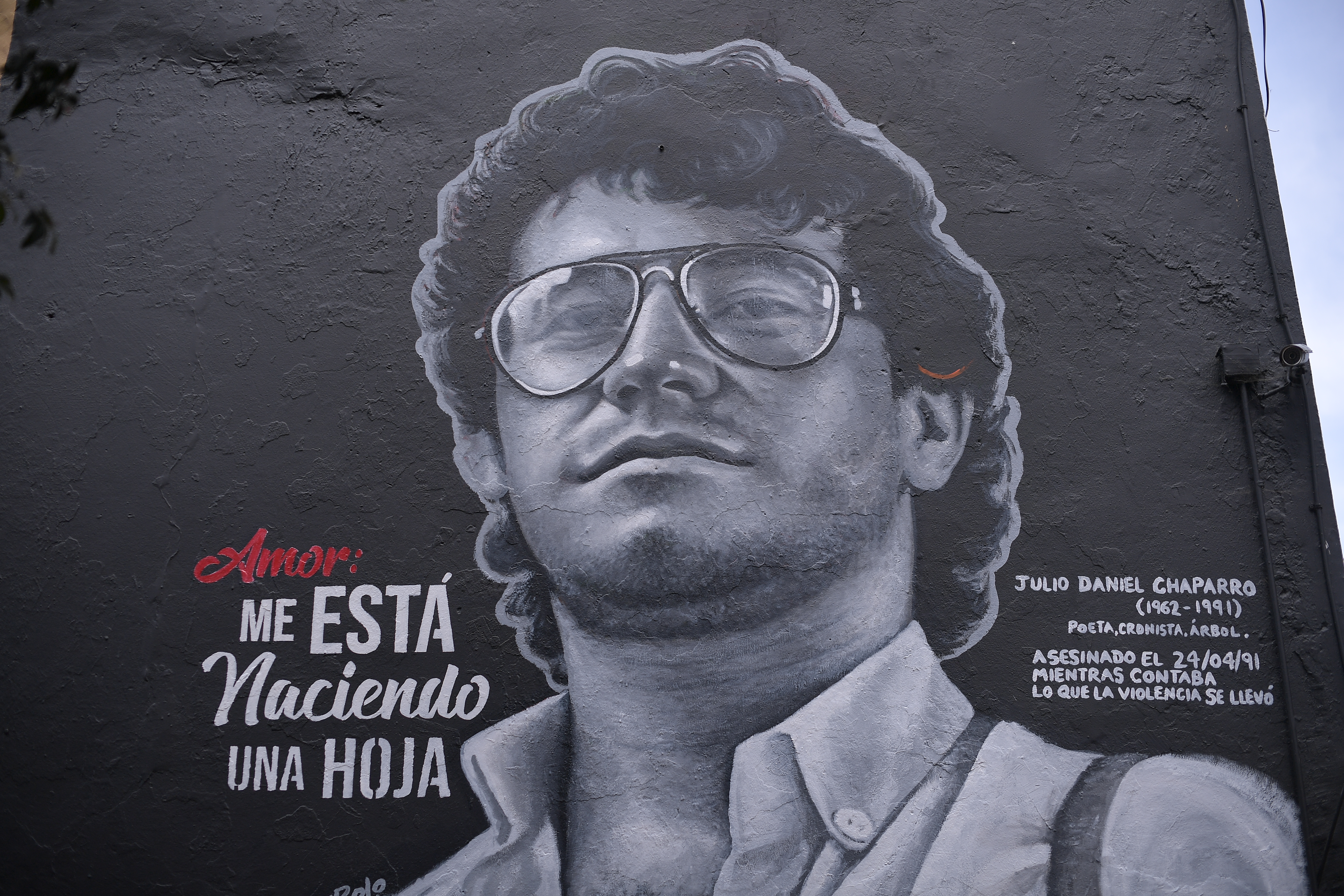 Mural realizado por el artista Cacerolo en la plaza de Usaquén, en el marco del Décimo Festival de Literatura de Bogotá; en homenaje al cronista y poeta, Julio Daniel Chaparro,  asesinado junto con el fotoperiodista Jorge Torres en Segovia, Antioquia, el 24 de abril de 1991.