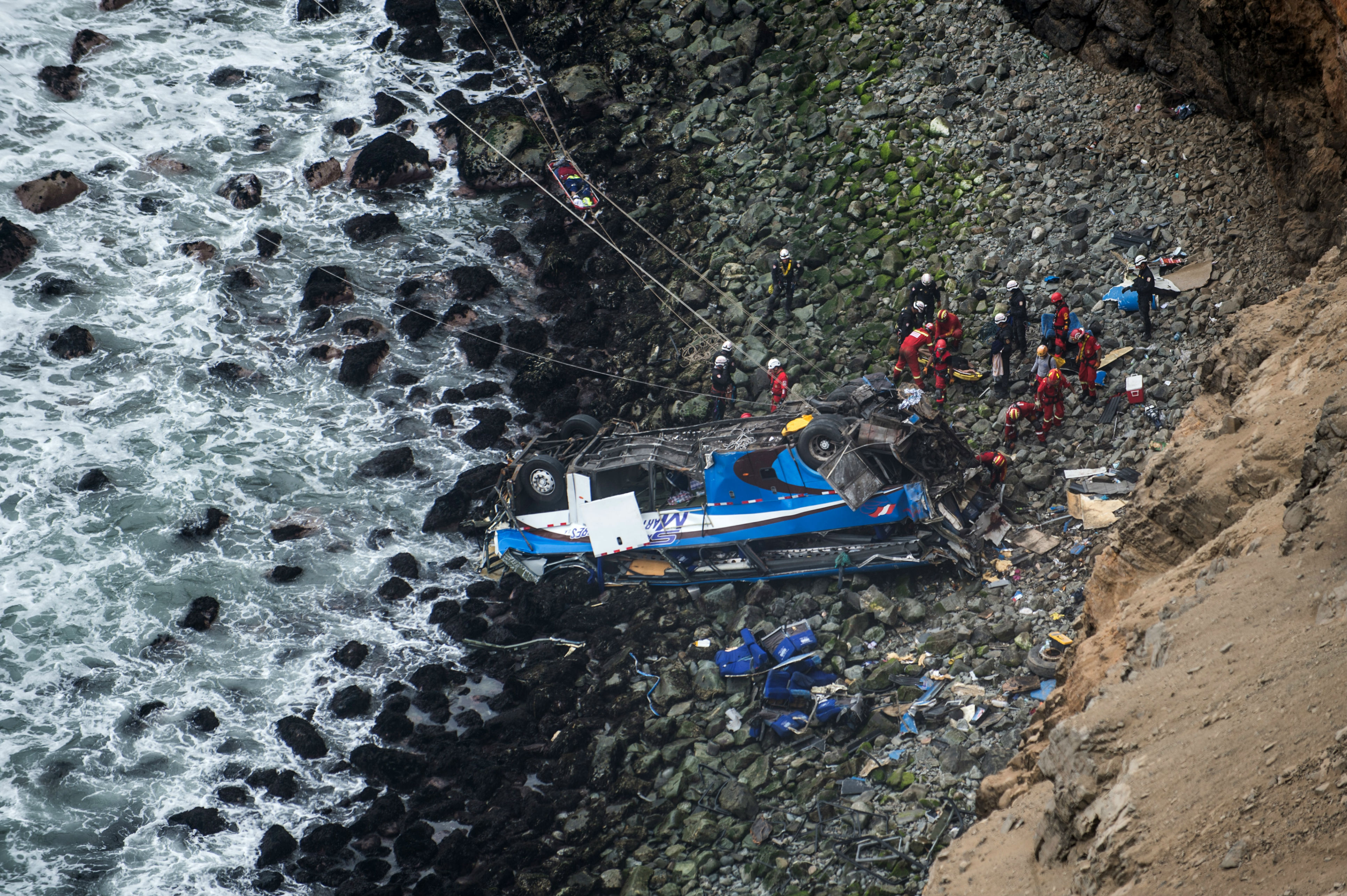 Reanudan búsqueda de cuerpos de accidente de bus que dejó 48 muertos en Perú