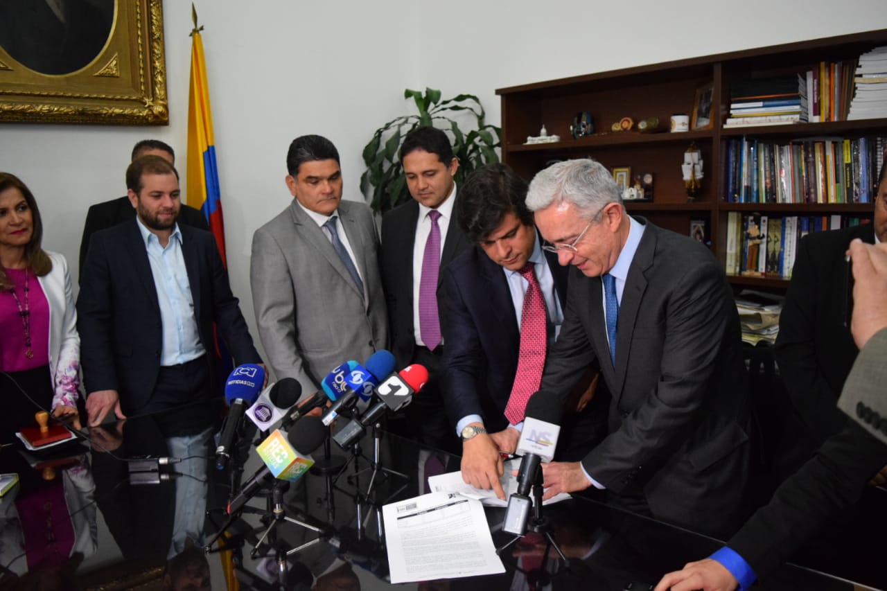 Uribismo propone media prima adicional para suplir la canasta familiar