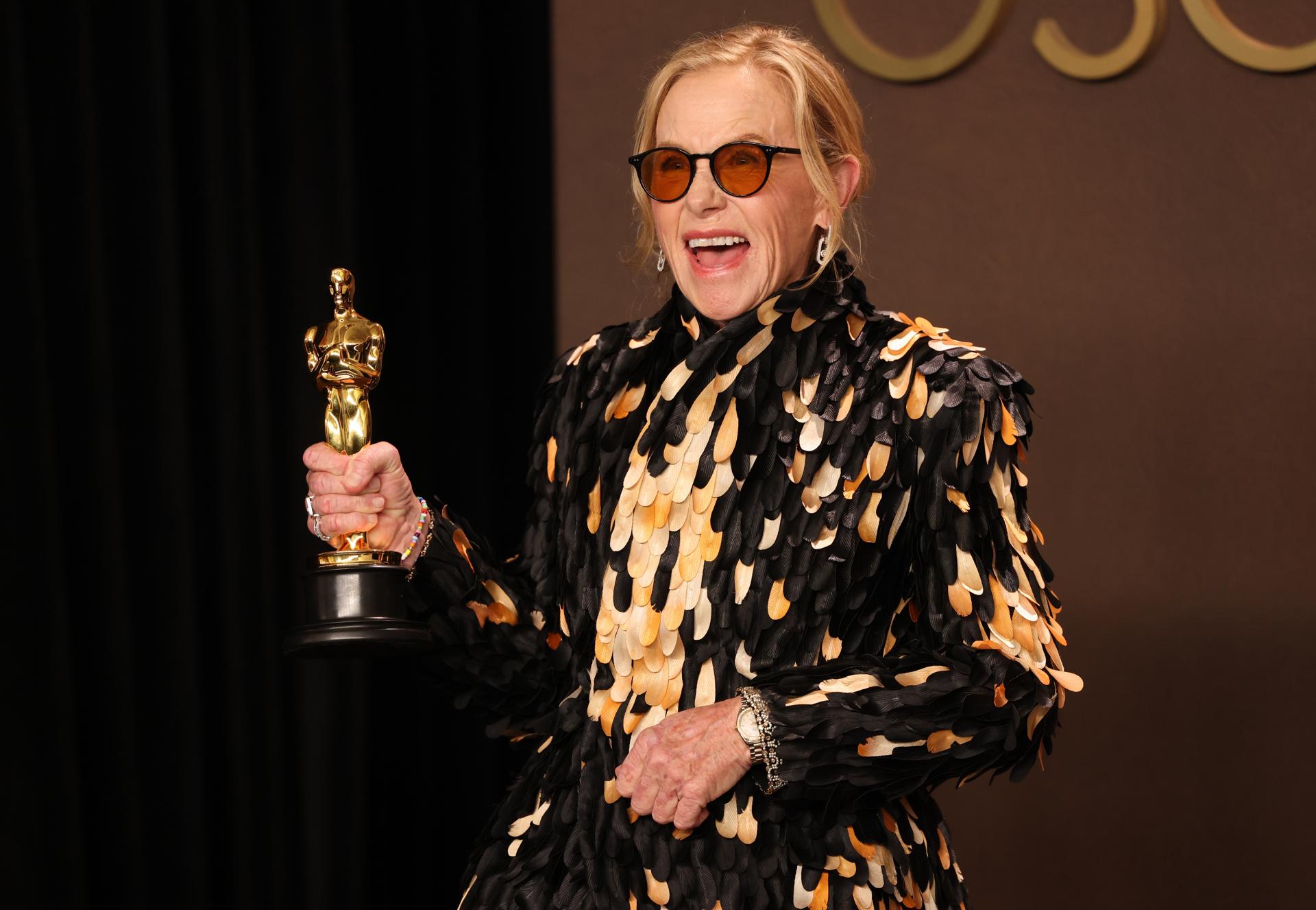 Premios Óscar 2026: Amy Madigan, de ‘Weapons’ dedica premio a famoso actor
