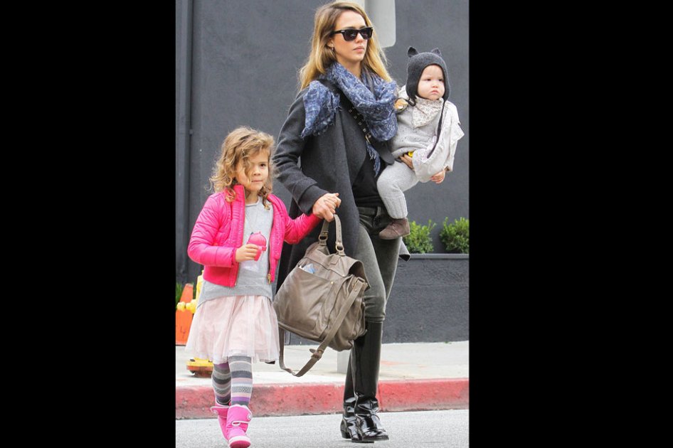 Jessica Alba se lleva a sus hijos al trabajo