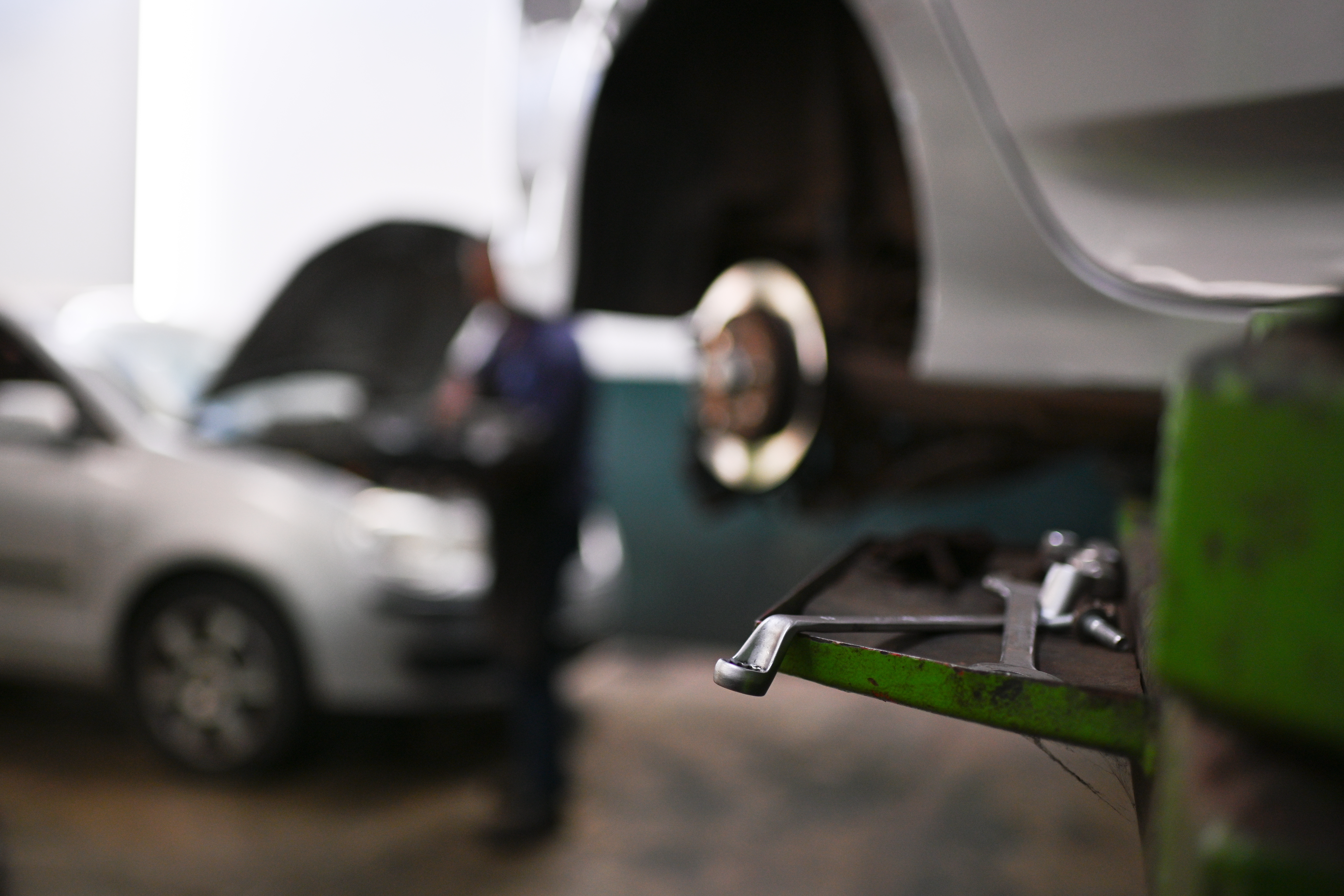 AME1662. BRASILIA (BRASIL), 04/06/2024.- Un mecánico trabaja reparando un auto en un taller este martes, en Brasilia (Brasil). El presidente brasileño, Luiz Inácio Lula da Silva, afirmó este martes que el crecimiento del 0,8 % de la economía del país en el primer trimestre del año es "una prueba más" de que su Gobierno está "en el camino correcto". "El PIB aumentó en el primer trimestre de este año, impulsado por un mayor consumo de las familias y los servicios", celebró el mandatario progresista en sus redes sociales. EFE/ André Borges