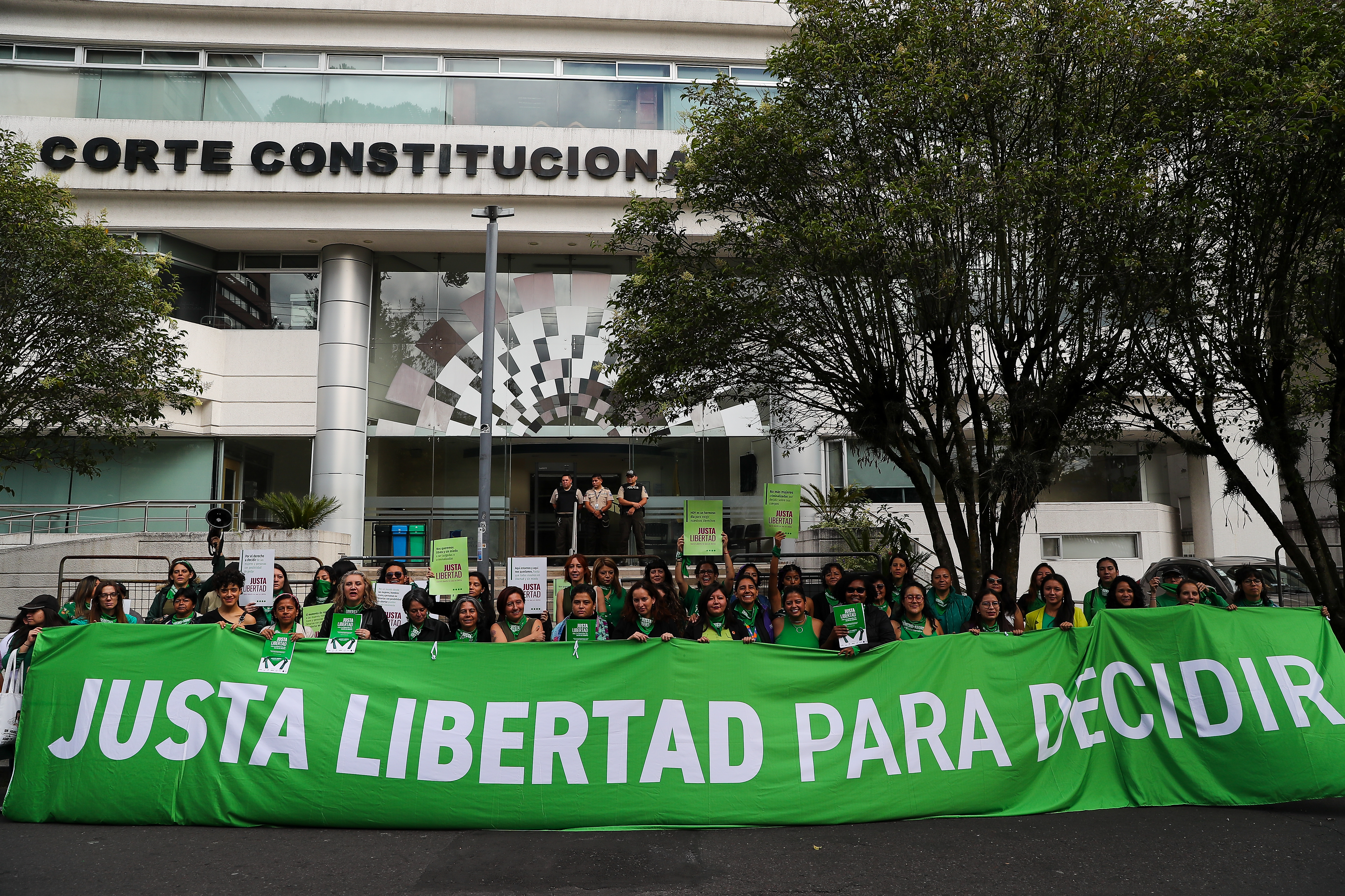 AME158. QUITO (ECUADOR), 19/03/2024.- Mujeres a favor de la despenalización del aborto se concentran este martes afuera de la Corte Constitucional de Ecuador, en Quito (Ecuador). Un grupo de ocho organizaciones feministas y de derechos humanos presentaron este martes ante la Corte Constitucional de Ecuador una demanda para despenalizar el aborto, un derecho que en el país andino sólo está permitido en los casos de violación o de riesgo para la vida y salud de la madre. La demanda presentada por el movimiento nacional Justa Libertad busca que el máximo tribunal de garantías de Ecuador declare inconstitucional el artículo 149 del código penal ecuatoriano, que castiga de uno a tres años de cárcel a quien practique el aborto y de seis meses a dos años a la mujer que permita que se lo practiquen. EFE/ José Jácome