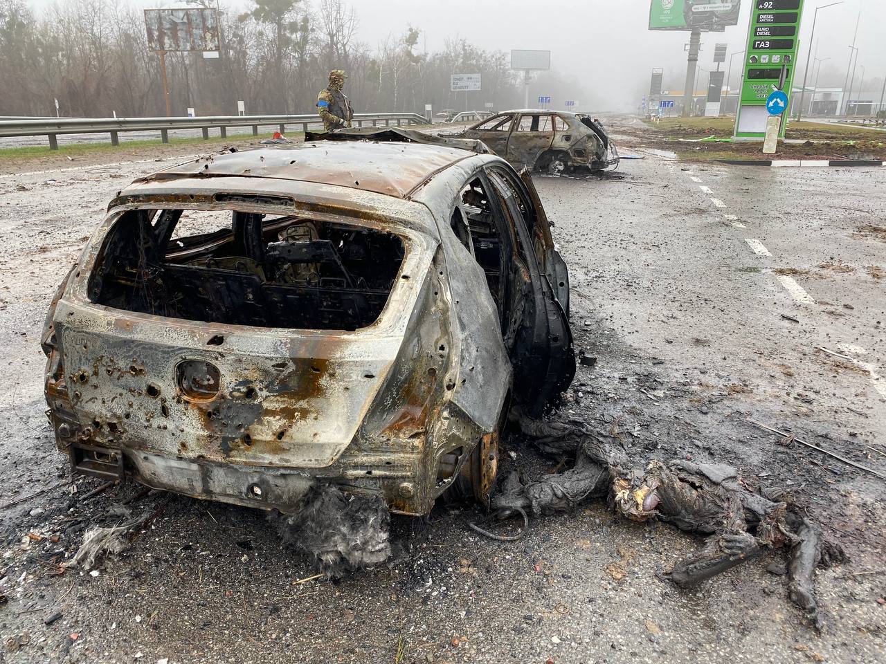 Carros destruidos en una autopista a las afueras de Kiev. Cerca de 1.000 cadáveres de civiles han sido recogidos cerca de los alrededores de Kiev, de acuerdo con las autoridades ucranianas.