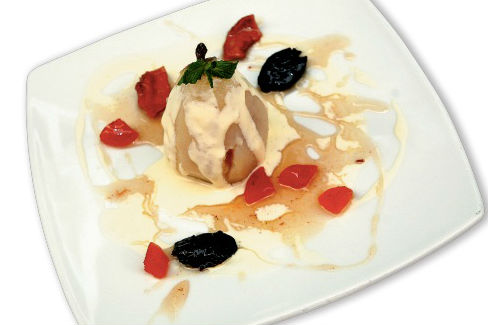 Plato del día: peras con salsa de frutos y crema batida