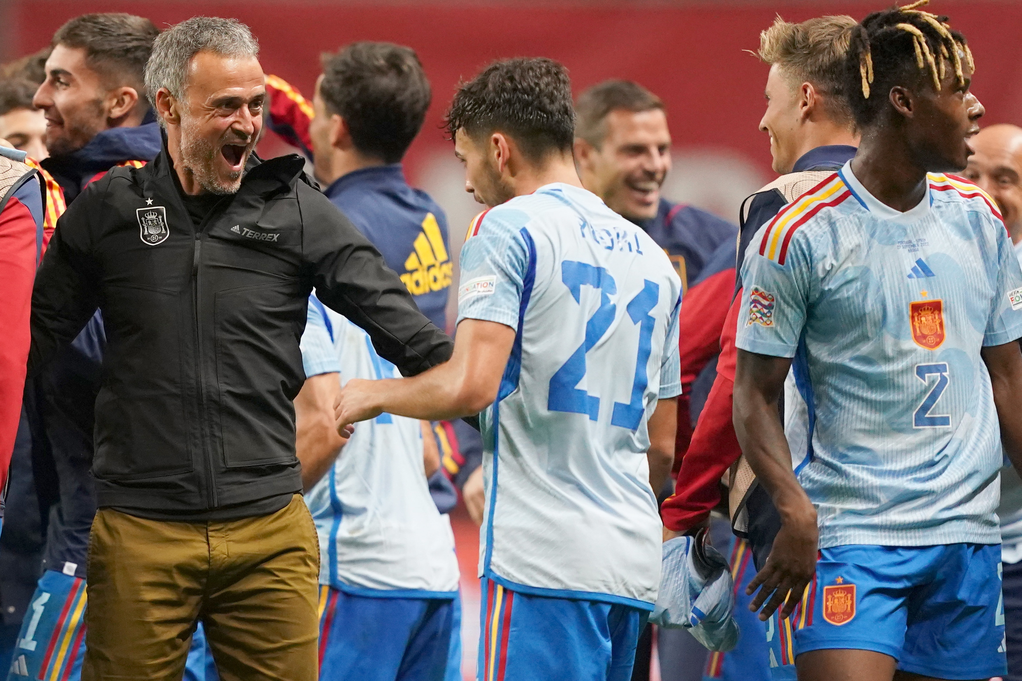 Braga (Portugal), 27/09/2022.- Spain's head coach Luis Enrique (L) celebrates with his team after winning the UEFA Nations League soccer match between Portugal and Spain at the Municipal stadium in Braga, Portugal, 27 September 2022. (España) EFE/EPA/HUGO DELGADO