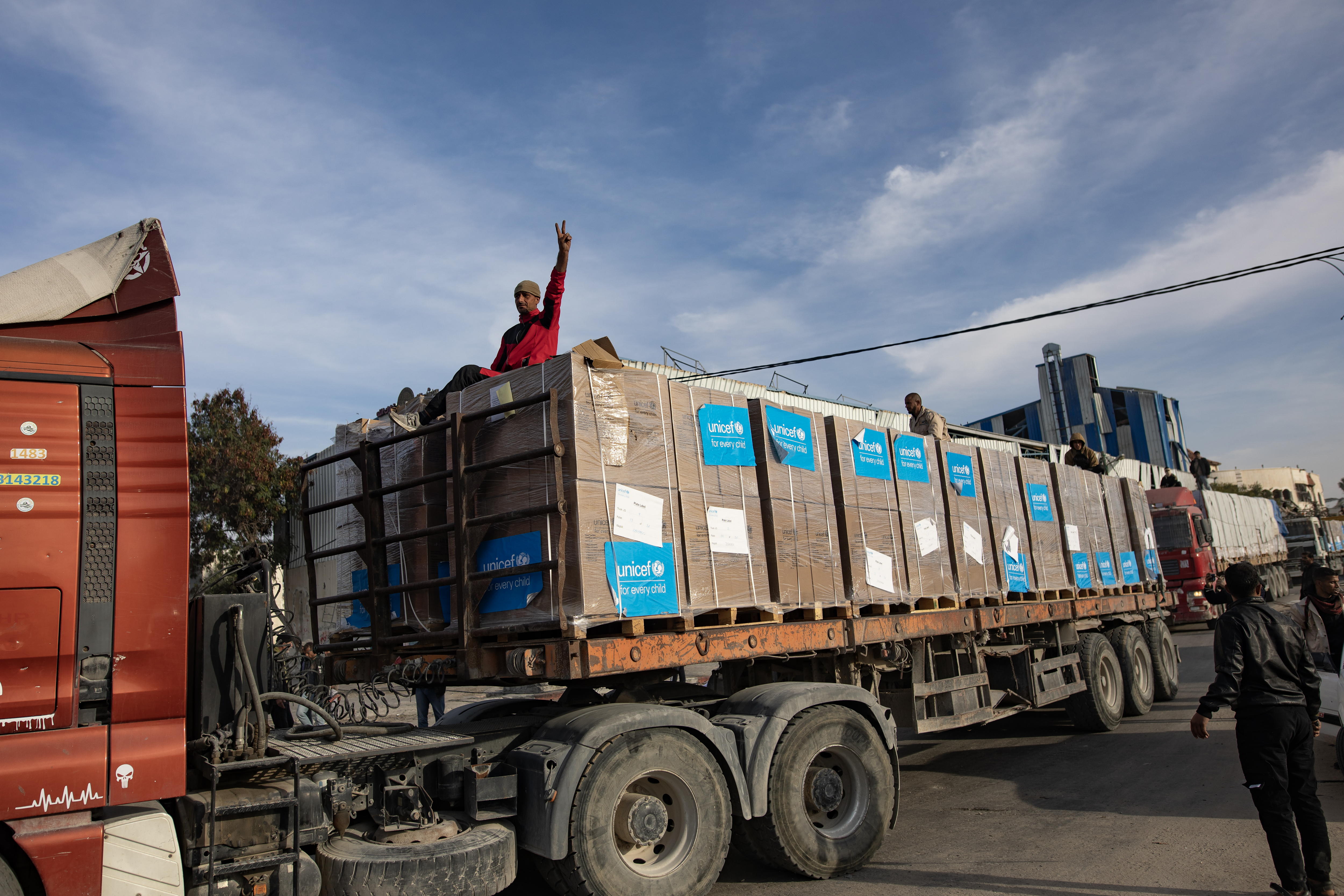 Rafah (-), 19/01/2025.- Palestinian trucks transport aid from the Rafah border crossing between Egypt and the Gaza Strip, Rafah, southern Gaza Strip, 19 January 2025. Israel and Hamas agreed on a hostage release deal and a Gaza ceasefire to be implemented on 19 January 2025. More than 46,000 Palestinians have been killed in the Gaza Strip, according to the Palestinian Ministry of Health, since Israel launched a military campaign in the strip in response to a cross-border attack led by the Palestinian militant group Hamas on 07 October 2023, in which about 1,200 Israelis were killed and more than 250 taken hostage. (Egipto) EFE/EPA/HAITHAM IMAD