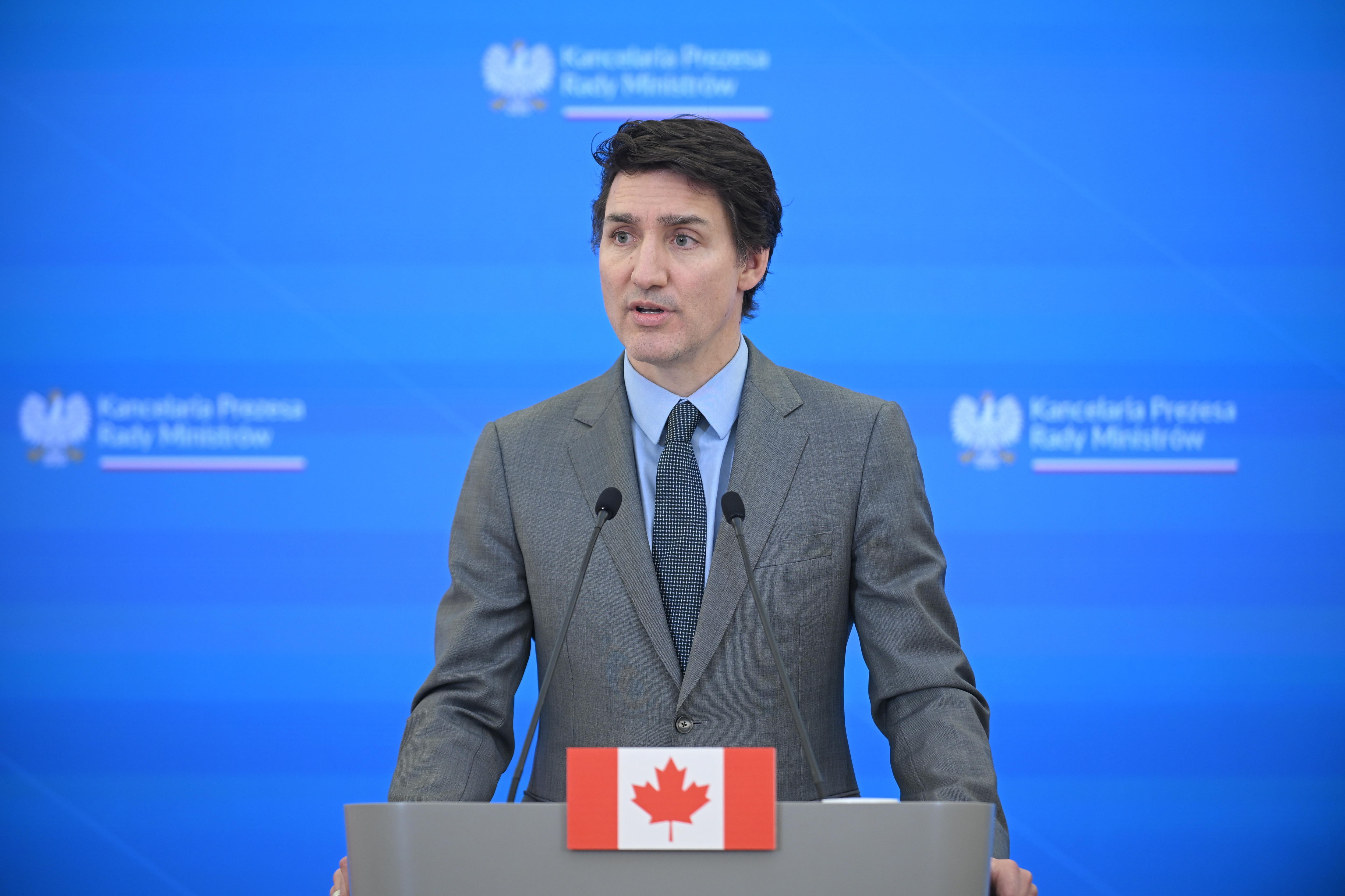 Aranceles de EE. UU. a Canadá entrarán en vigor el martes; Trudeau responderá hoy