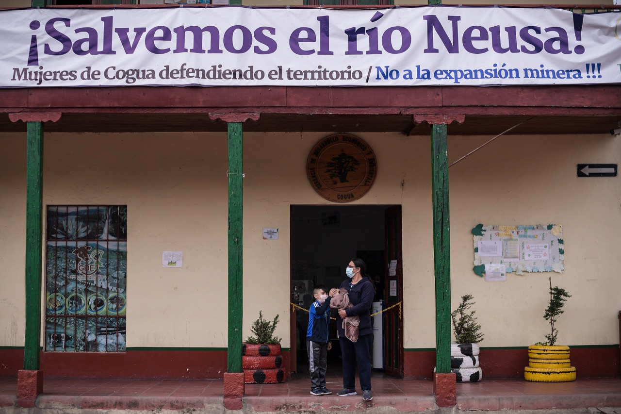 Alcaldía de Cogua. Al frente hay un letrero que dice: salvemos el río Neusa