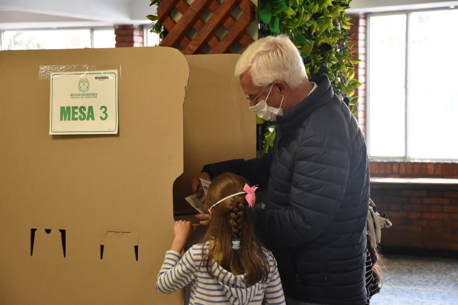 El senador Jorge Enrique Robledo, que participa de la consulta de la Coalición Centro Esperanza, salió a votar junto a sus nietas en el norte de Bogotá.