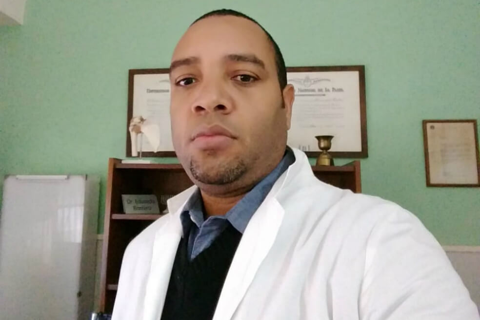 El colombiano que salva vidas en canchas de fútbol y hospitales de Buenos Aires