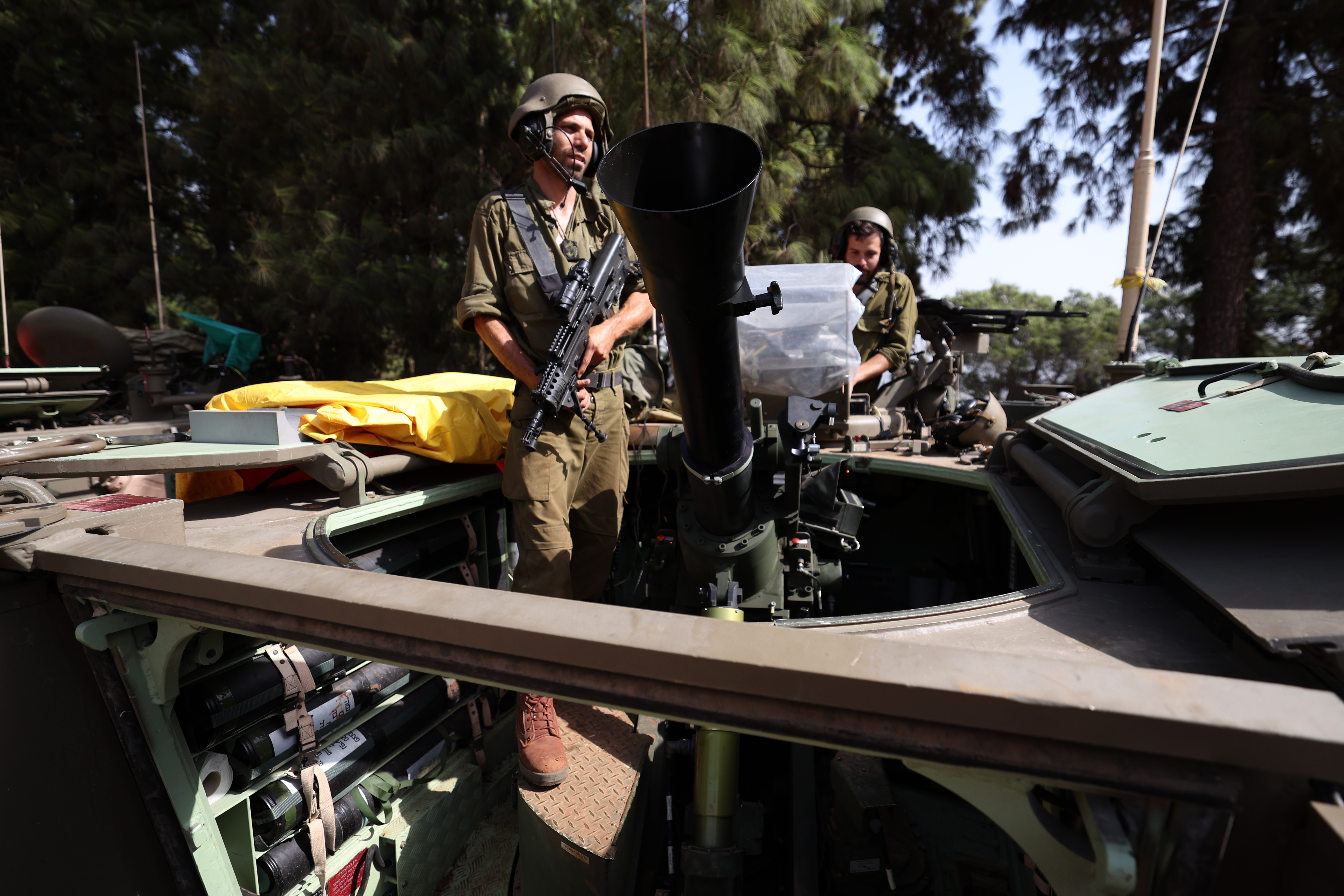 Undisclosed Location (Israel), 23/10/2023.- Israeli mortar unit soldiers takes position along the Israel -Lebanon border, 23 October 2023. Tensions continue to rise at the border between Israel and Lebanon as the Israeli-Palestinian conflict flared up. More than 4,700 Palestinians and over 1,400 Israelis have been killed, according to the Israel Defense Forces (IDF) and the Palestinian health authority, since Hamas militants launched an attack against Israel from the Gaza Strip on 07 October. (Líbano) EFE/EPA/ATEF SAFADI