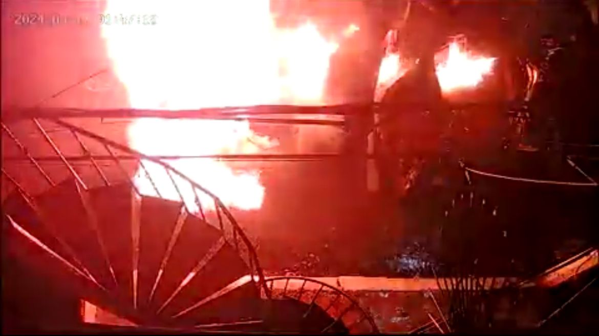 Hombre incendió 7 vehículos en parqueadero de Medellín y resultó quemado