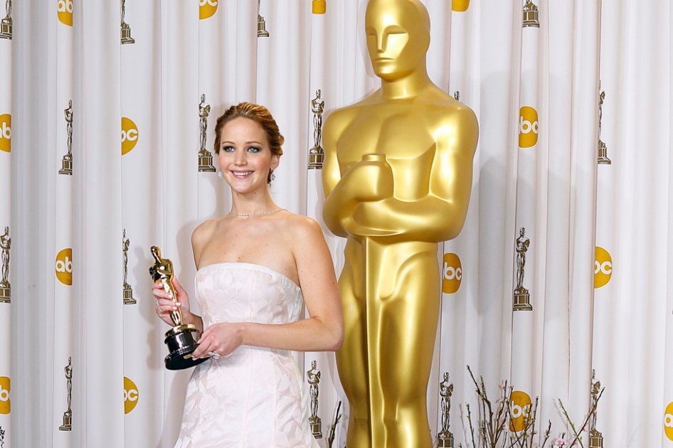 Jennifer Lawrence sostiene su premios Óscar.