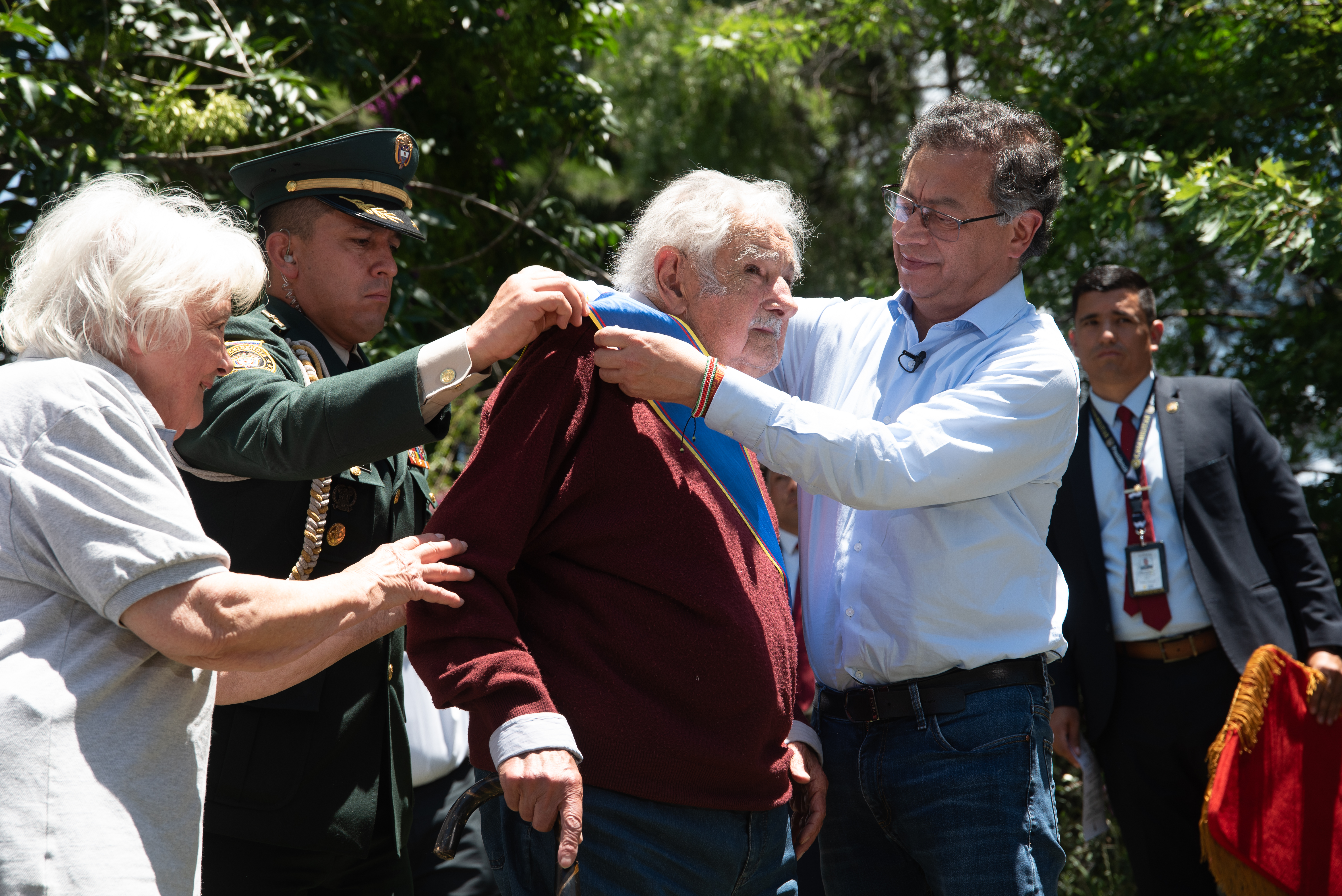 Estos son los comentarios que ha generado la bandera del M-19 en condecoración a Mujica