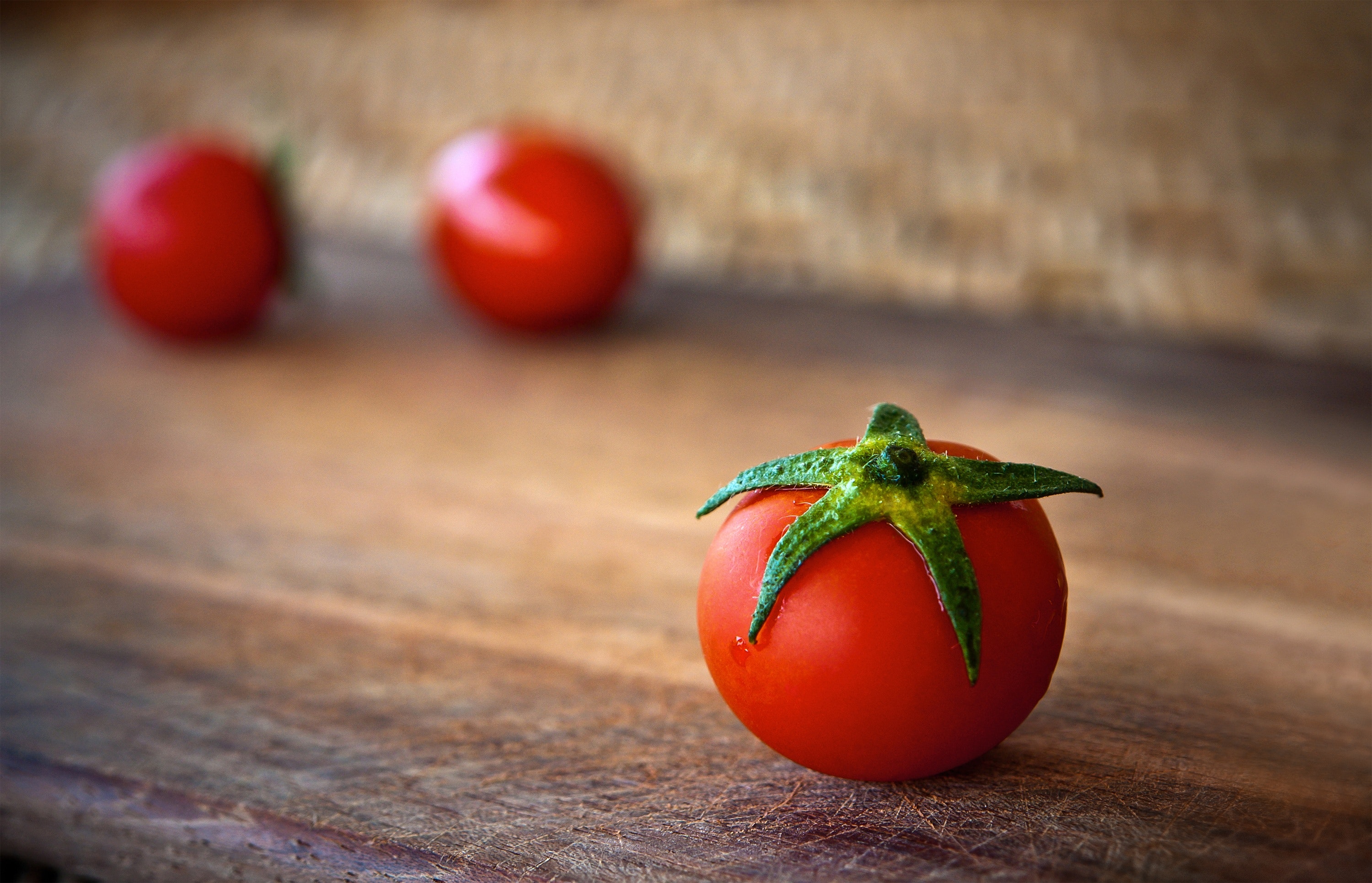 La peligrosa razón por la que no debes comer un tomate con moho, aún si lo lavas