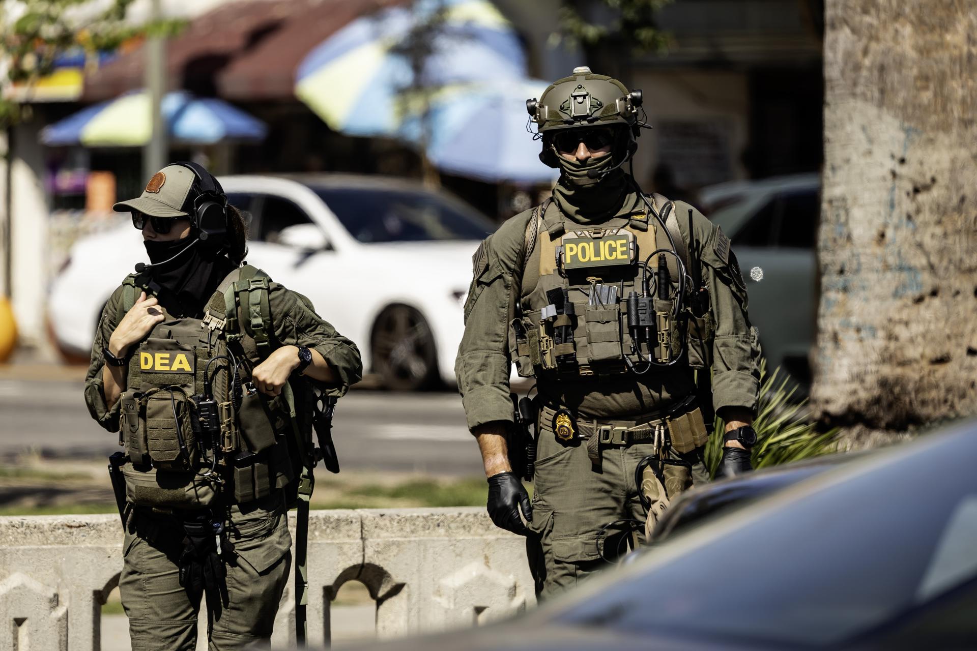 LOS ANGELES (United States), 05/06/2026.- Police officers and federal agents from the Drug Enforcement Administration (DEA) and Los Angeles Police Department (LAPD) participate in a large-scale narcotics enforcement operation at MacArthur Park in Los Angeles, California, USA, 04 June 2026. The operation is part of an ongoing federal investigation targeting what authorities describe as an open-air drug market in the area. EFE/EPA/TED SOQUI
