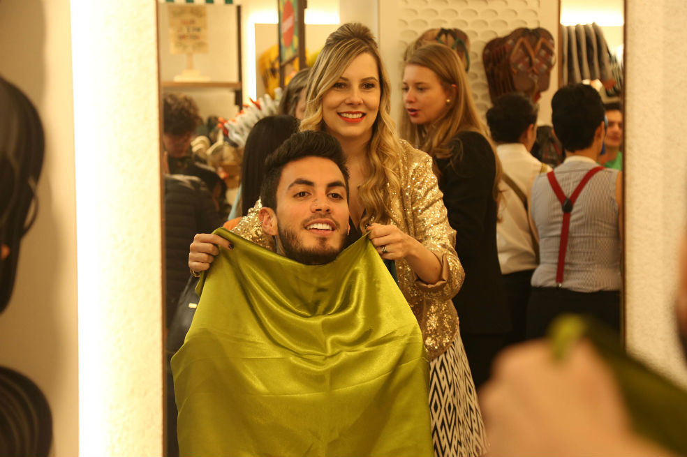 Mateo Carvajal, ex participante del Desafío Súper Humanos y Erika Acosta asesora de imagen / Foto: cortesía.