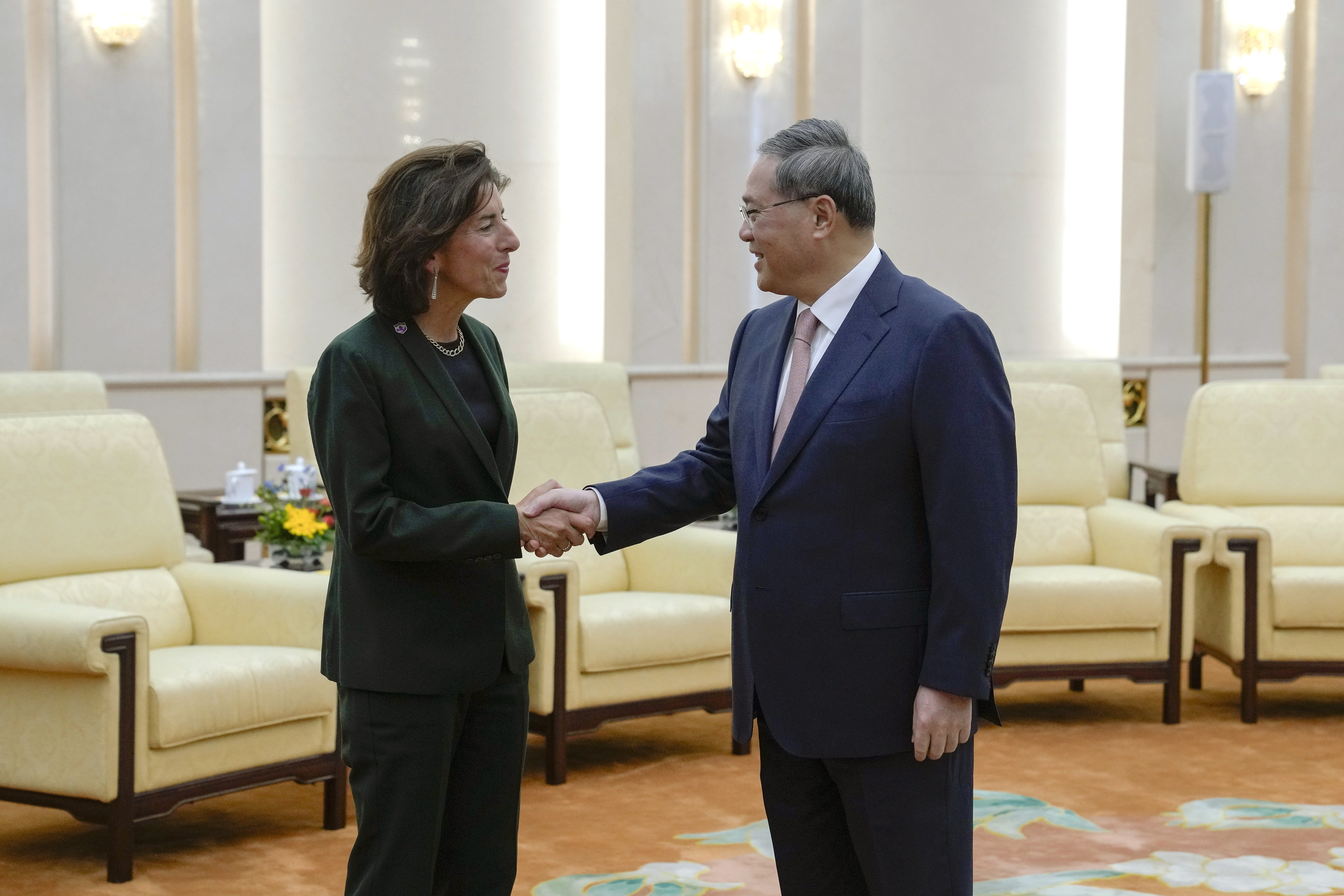 Beijing (China), 29/08/2023.- US Commerce Secretary Gina Raimondo (L) shakes hands with Chinese Premier Li Qiang before their meeting at the Great Hall of the People in Beijing, China, 29 August 2023. EFE/EPA/ANDY WONG/POOL