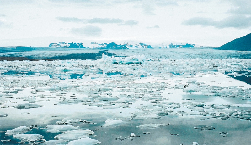 Los dispositivos tomarían agua de debajo del hielo, la almacenarían en un tanque y luego la verterían sobre las plataformas heladas. / Pixabay
