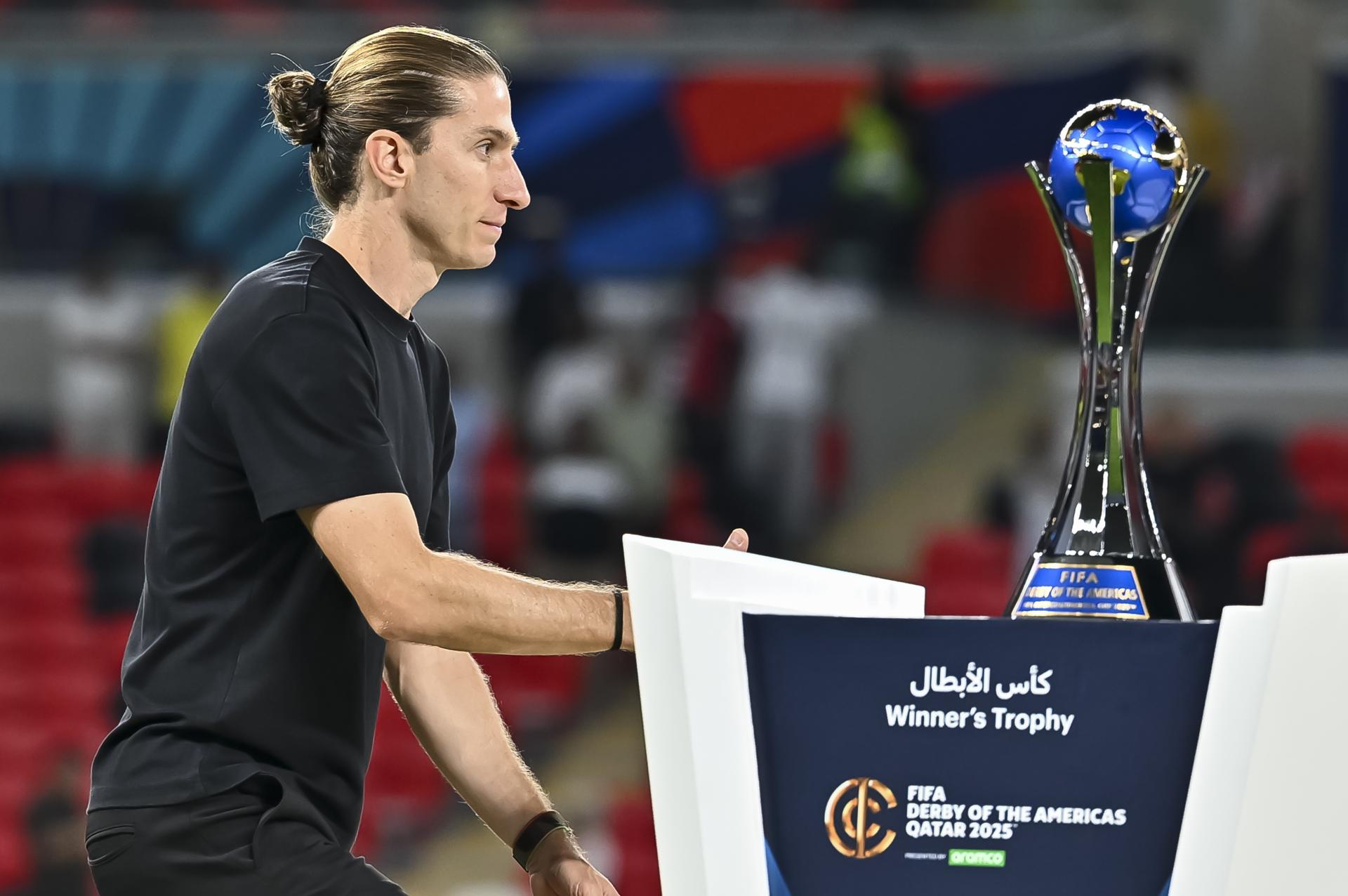 AL-RAYYAN (Qatar), 10/12/2025.- Flamengo's head coach Filipe Luis walks near the Winner's trophy after winning the FIFA Intercontinental Cup 2025 match between Cruz Azul and CR Flamengo, dubbed as the FIFA Derby of the Americas 2025, in Al-Rayyan, Qatar, 10 December 2025. (Catar) EFE/EPA/NOUSHAD THEKKAYIL